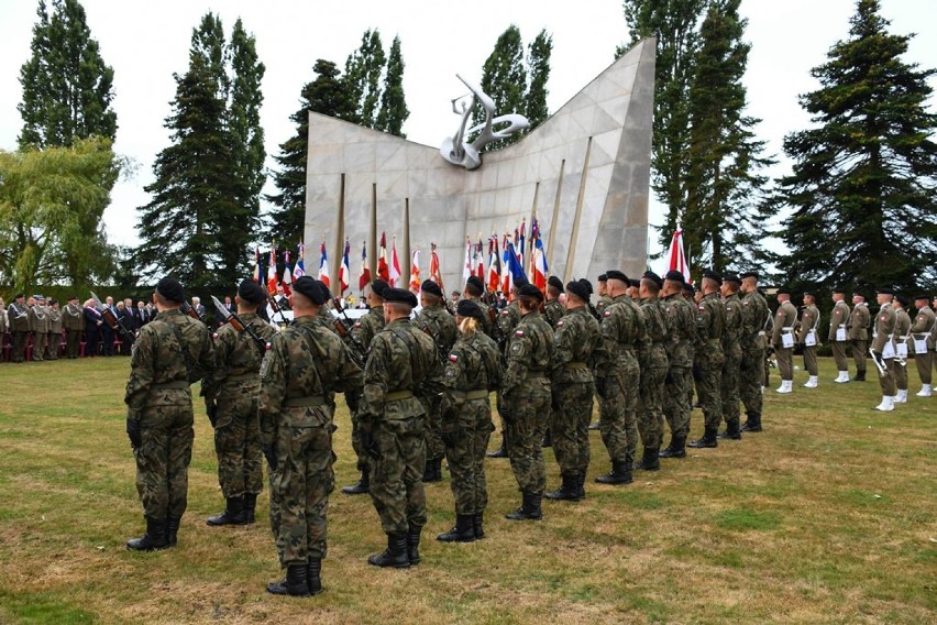 Pancerniacy ze Świętoszowa uczestniczyli w uroczystościach na największym we Francji Polskim Cmentarzu Wojskowym