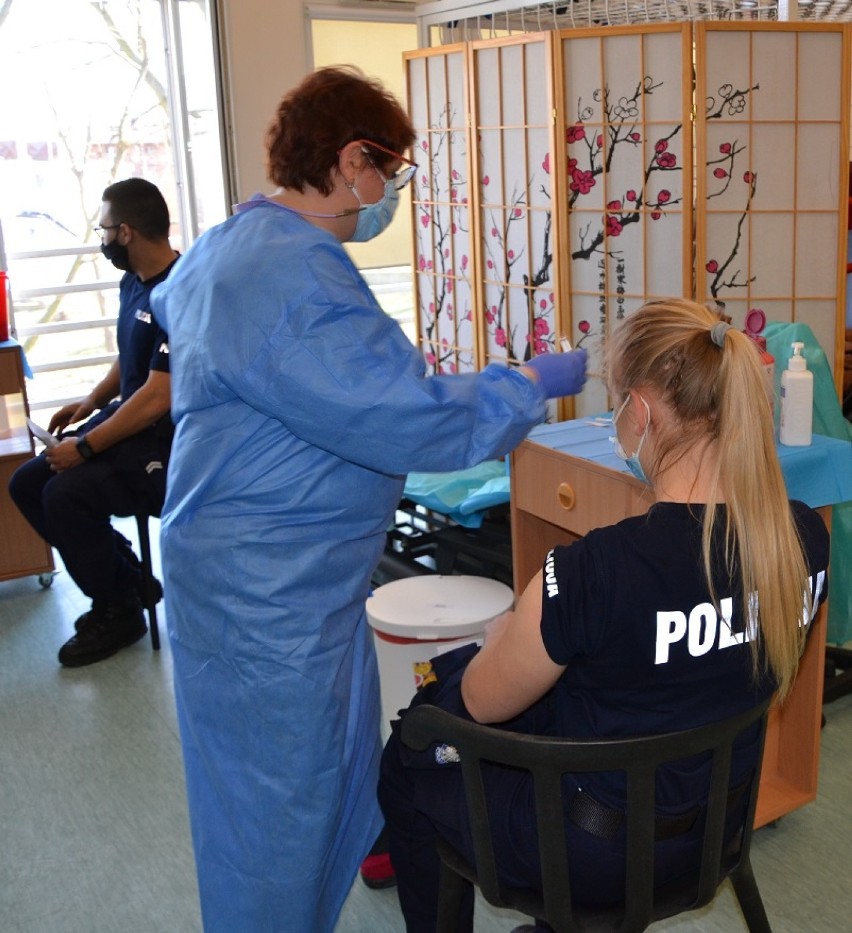 Policjanci z powiatu gdańskiego rozpoczęli szczepienia przeciwko Covid-19. Są już pierwsi zaszczepieni