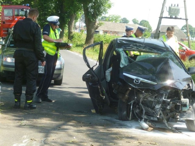 Nie żyje pasażer mazdy. Zginął w wypadku w Karolinie [ZDJĘCIA, FILM]

Kilka minut po 14 na trasie Szamotuły - Wronki, w miejscowości Karolin doszło do tragicznego wypadku. Na prostym odcinku drogi kierowca mazdy 2 stracił panowanie nad autem i uderzył w drzewo. Na miejscu zginął około 50-letni mieszkaniec Szamotuł.