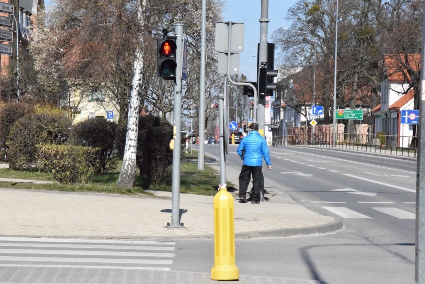 Koronawirus, zakaz gromadzenia się, przemieszczanie komunikacją. Policjanci patrolują i informują. Dla nieprzestrzegających - kary