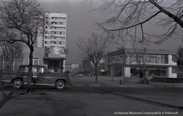 Widok na nowe lokale usługowo-handlowe od strony obecnej ul. Marszałka Józefa Piłsudskiego, 1975 r.