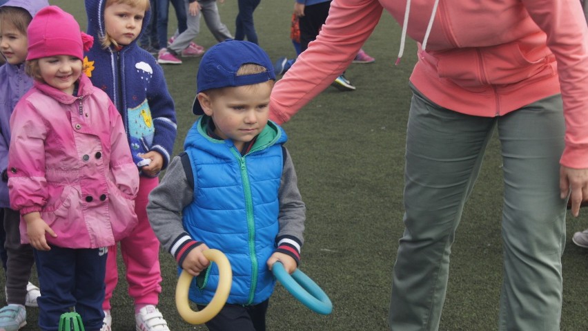 Zabawa skierniewickich przedszkolaków na orlikach 