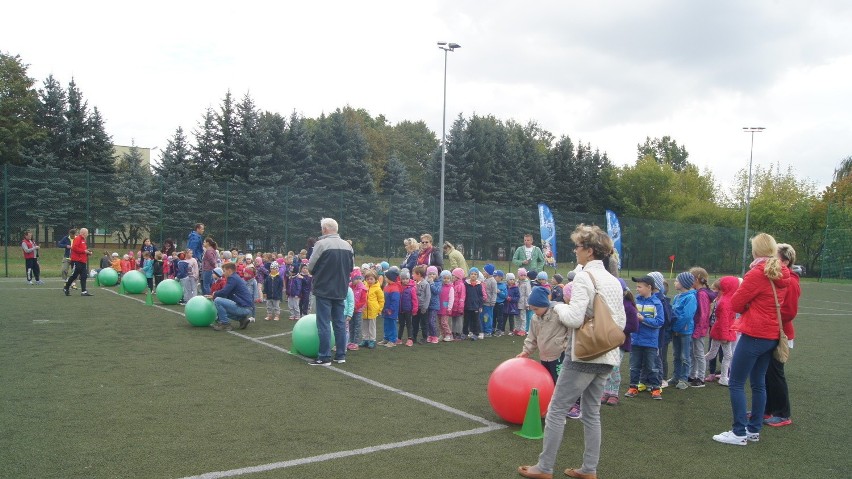 Zabawa skierniewickich przedszkolaków na orlikach 