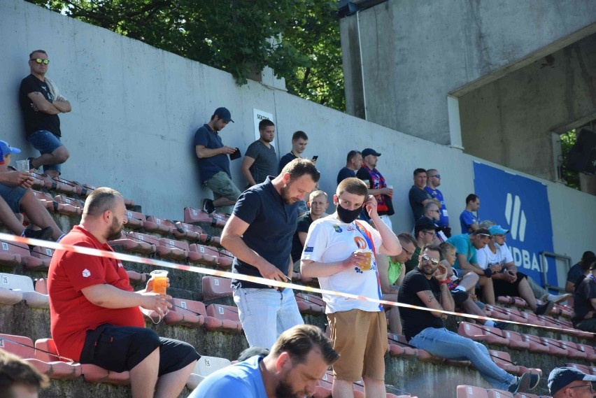 Kibice Odry Opole na meczu z Chojniczanką Chojnice.