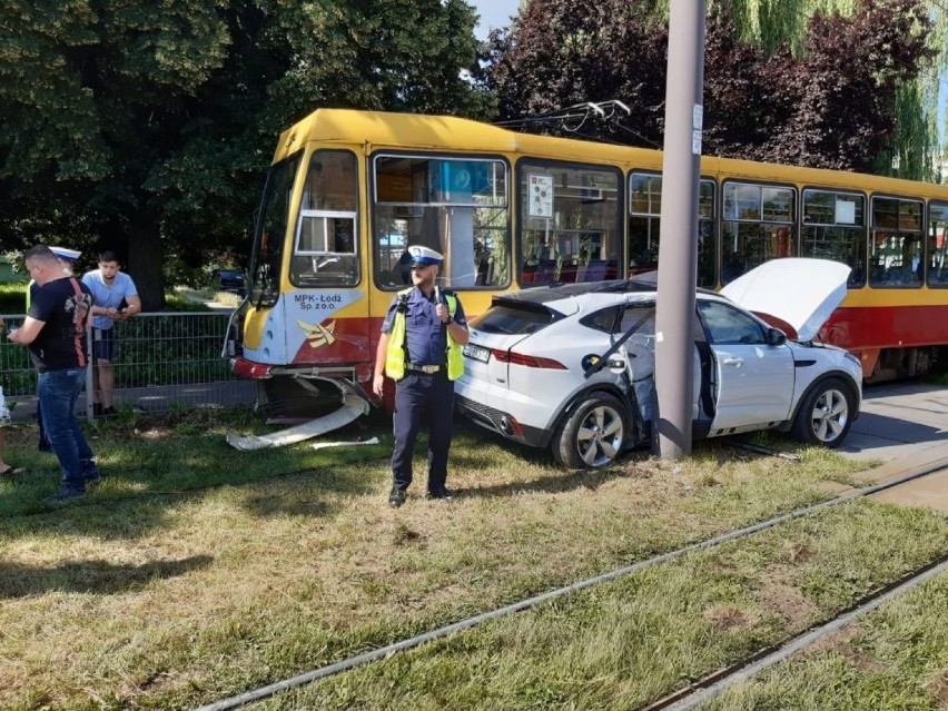 Groźny wypadek w Łodzi. Samochód zderzył się z tramwajem na ul. Limanowskiego