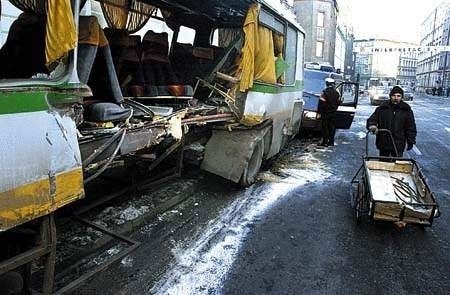 Tramwaj omal nie przeciął autobusu na pół. Do tego wypadku doszło o godz. 6.30. Fot. Adam Nocoń