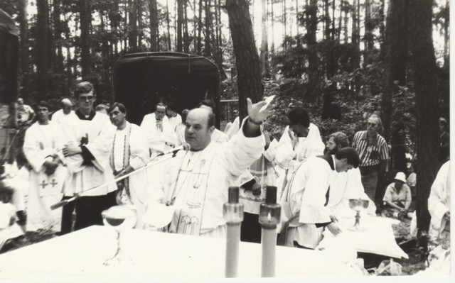 „Orzech” w trakcie jednej ze swoich porywających homilii podczas VIII Pieszej Pielgrzymki Wrocławskiej na Jasną Górę, sierpień 1988 roku. Fot. NN / zbiory Ośrodka „Pamięć i Przyszłość”