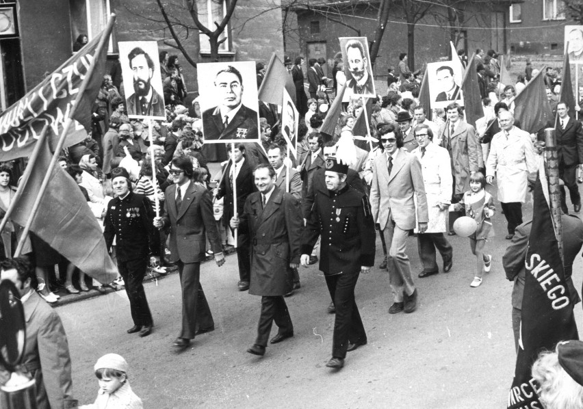 W latach powojennych majowe uroczystości nabrały całkiem...