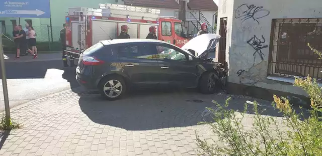 Zielona Góra. Do wypadku doszło we wtorek, 18 czerwca, na ul. Sienkiewicza przy skrzyżowaniu z ul. Kraszewskiego. Kierujący renault wypadł z drogi i uderzył przodem w dom.