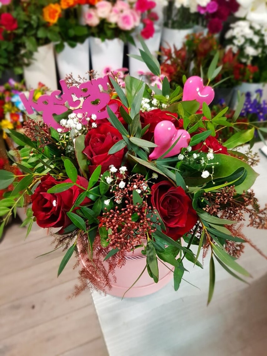 Walentynkowe kompozycje kwiatowe dostępne w wieluńskich kwiaciarniach