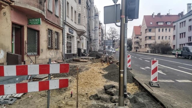 Remont chodników wzdłuż ul. 1 Maja w Opolu. Drogowcy rozpoczęli drugi etap prac. Inwestycja będzie gotowa szybciej?