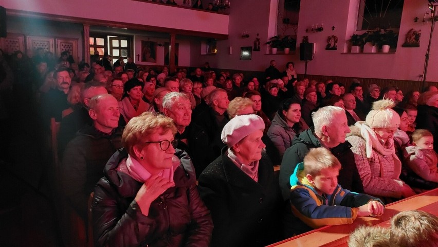 Mnóstwo osób na koncercie Macieja Miecznikowskiego w Ostrowcu Świętokrzyskim. Artysta wystąpił w kościele na Gutwinie