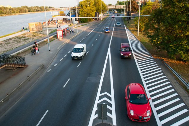 Kładka nad Wisłostradą ze specjalną siatką ma poprawić bezpieczeństwo kierowców