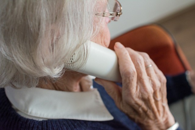 Szlachetna Paczka prowadzi telefon wsparcia dla osób starszych "Dobre Słowa".