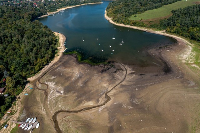 Smutne zdjęcia ukazują, jak wysycha Jezioro Solińskie. W okolicach Chrewtu sytuacja jest szczególnie poważna.