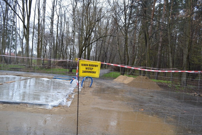 Pawilon usługowy powstaje na terenie małego parkingu....