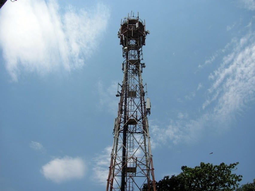 Stacja bazowa telefonii komórkowej powstała m.in. na bloku u...