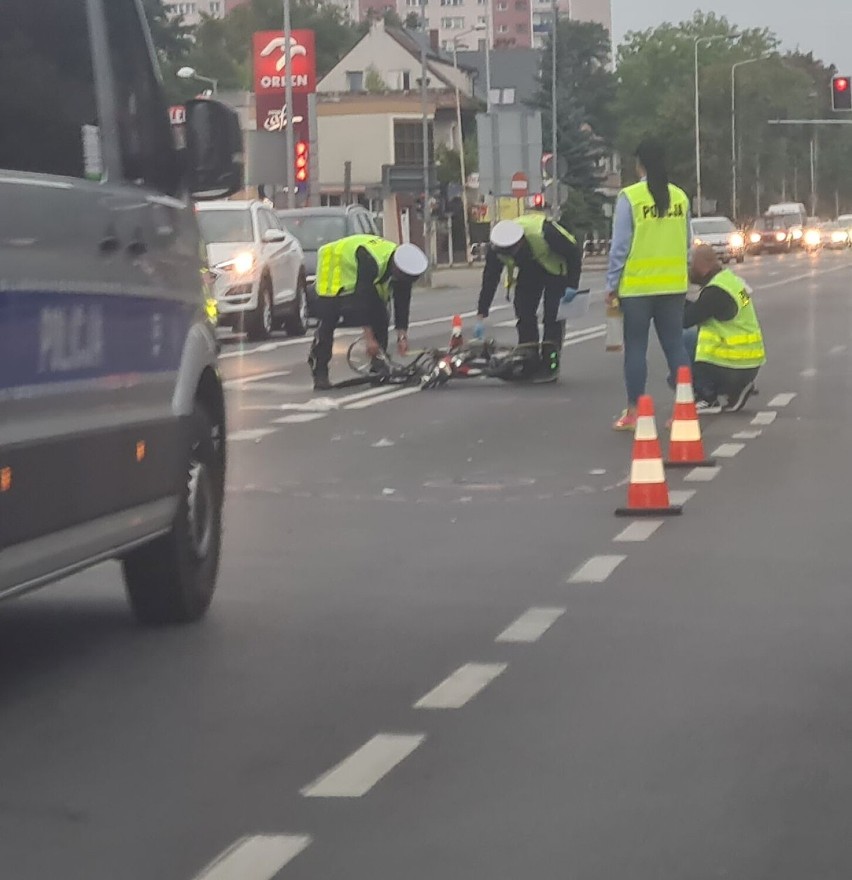 Wypadek w Stargardzie. 29-latek na rowerze wjechał pod samochód