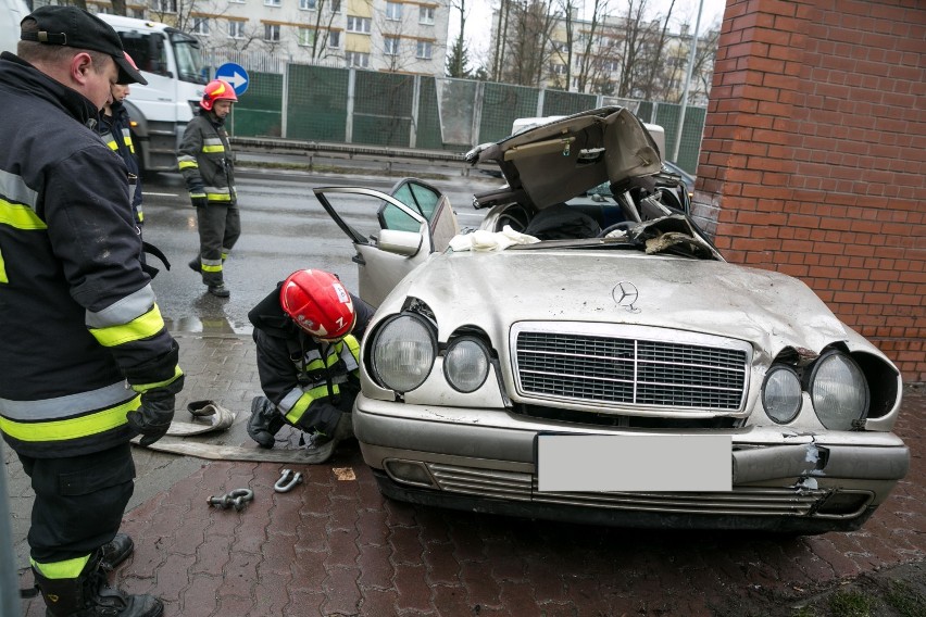 Dramatyczny wypadek na ulicy Lublańskiej w Krakowie, jedna osoba zginęła [ZDJĘCIA]