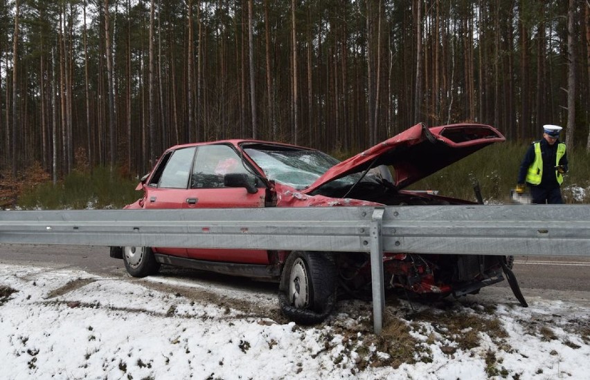 Czołowe zderzenie lawety z osobówką w Gościcinie. Ranny kierowca zabrany helikopterem do szpitala [ZDJĘCIA]