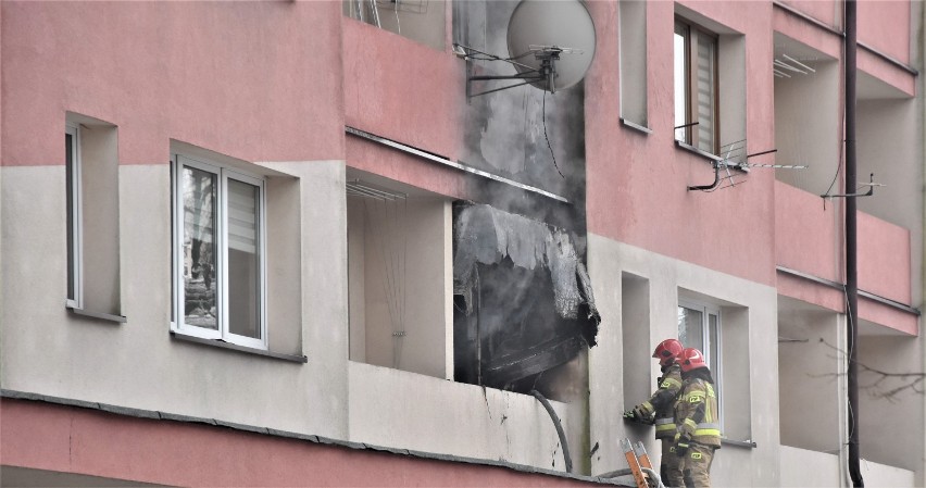 Oświęcim. Pożar mieszkania przy ulicy Staszica, na osiedlu Chemików. Wstępna przyczyna: od świeczki. [ZDJĘCIA]