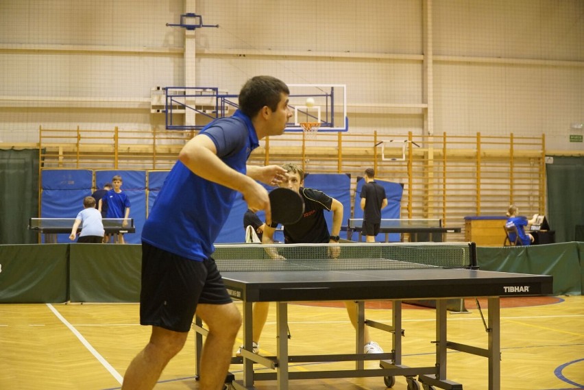 Grali w tenisa stołowego w Skierniewicach. Sport, który cieszy się coraz większą popularnością