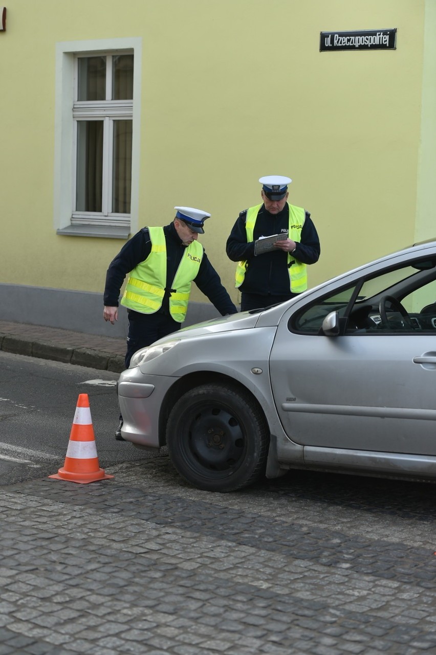 Powiat leszczyński. Śmigłowiec LPR przyleciał na rynek w Rydzynie. Odleciał pusty [ZDJĘCIA]