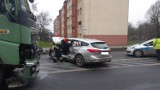 Wypadek Radomsko. Na ulicy Brzeźnickiej (dk 42) ford focus zderzył się z ciężarówką