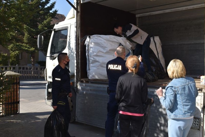 Malbork. Policjanci przekazali pieniądze parafii na Piaskach. Na co dzień służą pomocą uchodźcom z Ukrainy