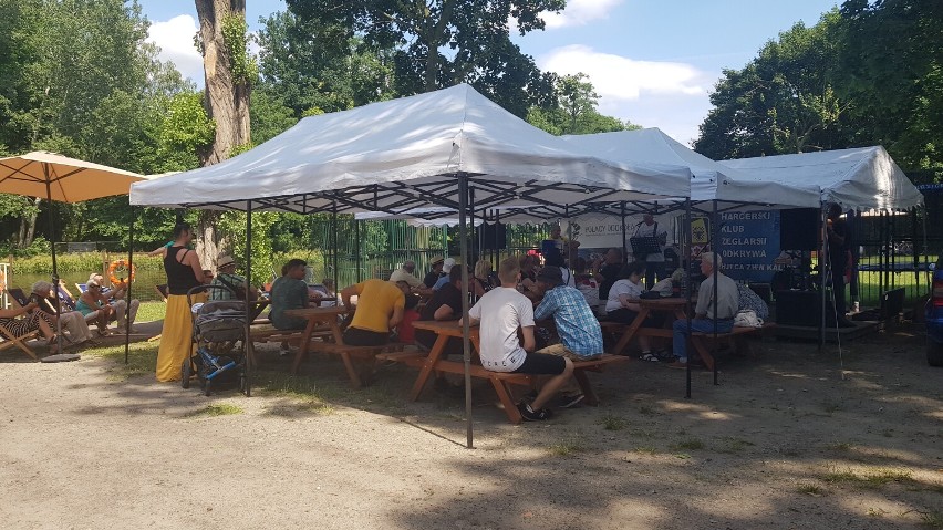 Koncert piosenek żeglarskich na przystani wodnej w Kaliszu