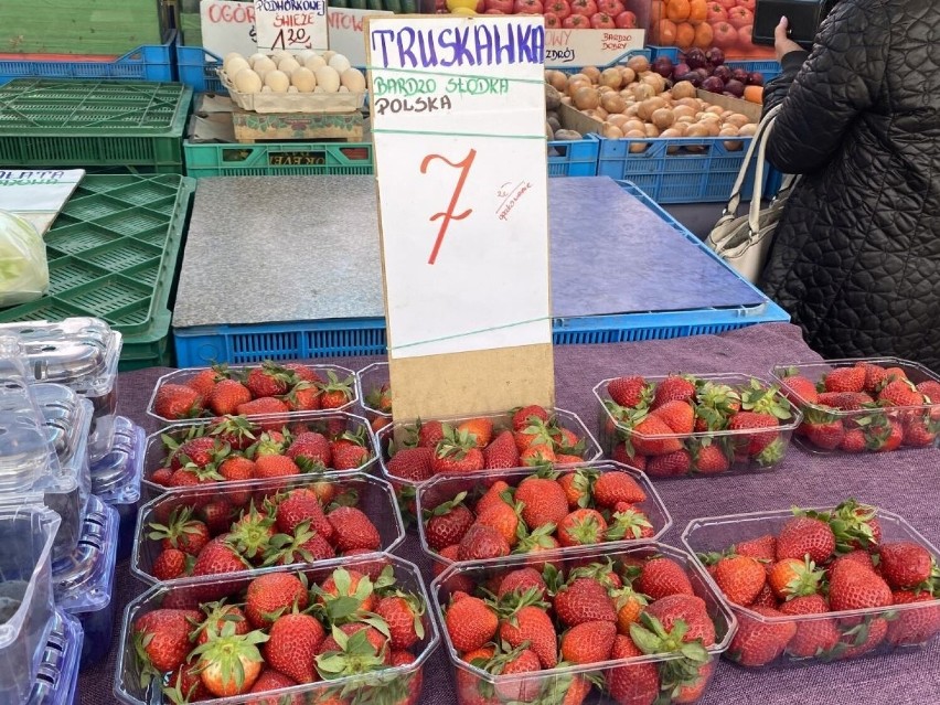Ceny owoców i warzyw na bazarach w Kielcach w piątek 28 kwietnia. Ile kosztują młode ziemniaki i truskawki? Zobacz zdjęcia