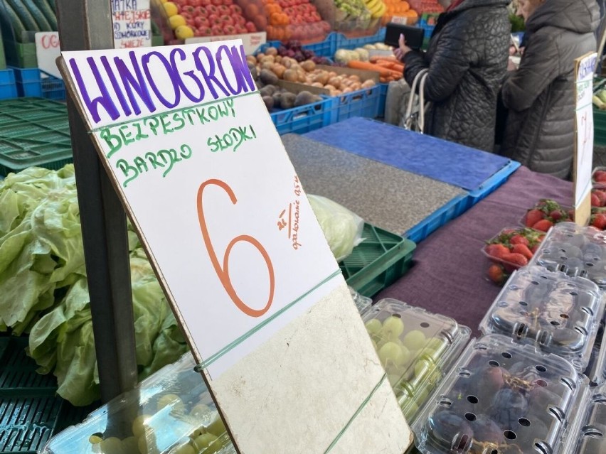 Ceny owoców i warzyw na bazarach w Kielcach w piątek 28 kwietnia. Ile kosztują młode ziemniaki i truskawki? Zobacz zdjęcia