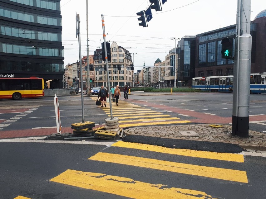 Nowe przejścia dla pieszych na pl. Dominikańskim we Wrocławiu. Powinny zostać na stałe?