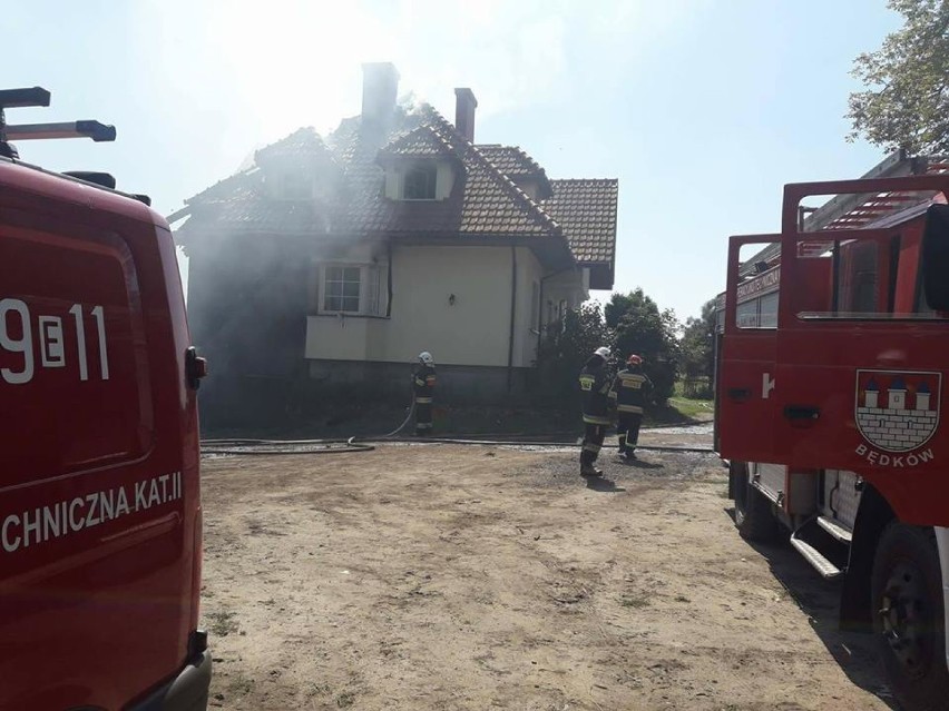 Pożar domu w Rzeczkowie w gminie Będków. Strażacy siedem godzin gasili pożar [ZDJĘCIA]