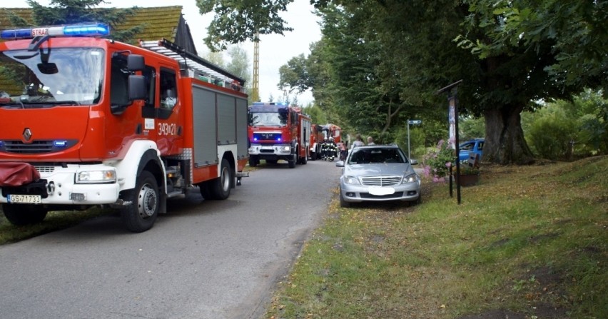 Cztery zastępy straży pożarnej walczyły z pożarem w...