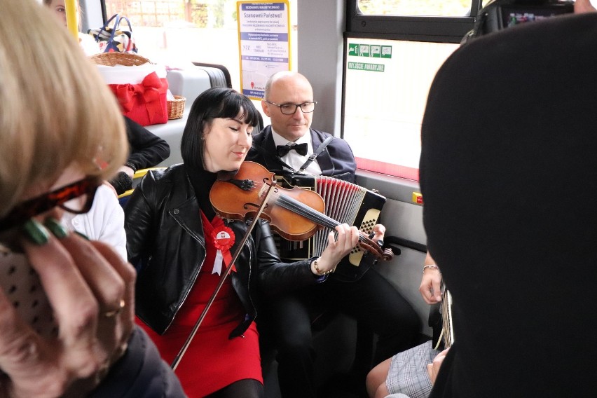 Autobus dla Niepodległej na ulicach Inowrocławia [zdjęcia]