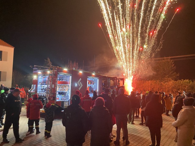 Strażacy z Ochotniczej Straży Pożarnej w Kwilczu cieszą się z nowego ciężkiego samochodu bojowego marki Scania. Efektownie przywitali go w jednostce (11.03.2023).