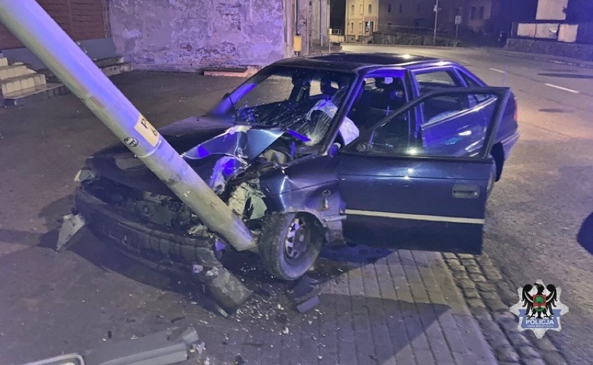 Pijany wałbrzyszanin rozbił samochód na latarni przy ul....