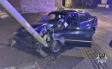 Pijany wałbrzyszanin rozbił samochód na latarni przy ul. Andersa na Białym Kamieniu! Nigdy nie miał prawa jazdy...