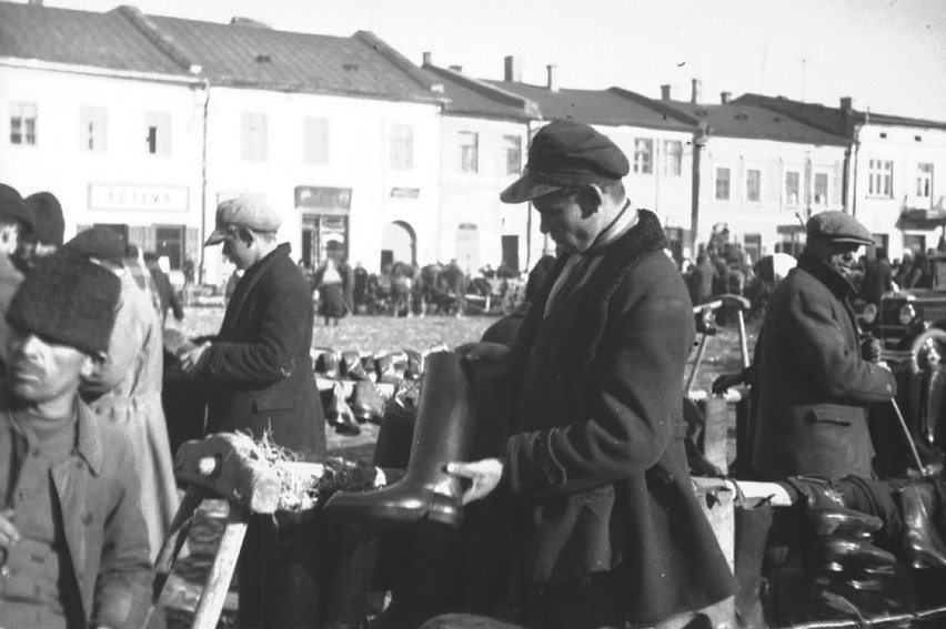 Sprzedaż butów na targu w Olkuszu 1931 rok