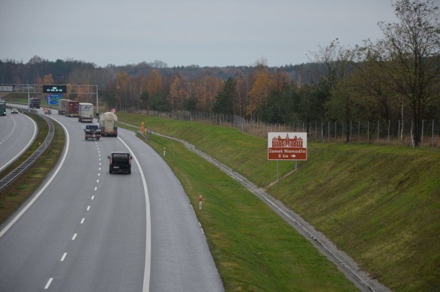 Tablice informacyjne stoją już między innymi na autostradzie A4.