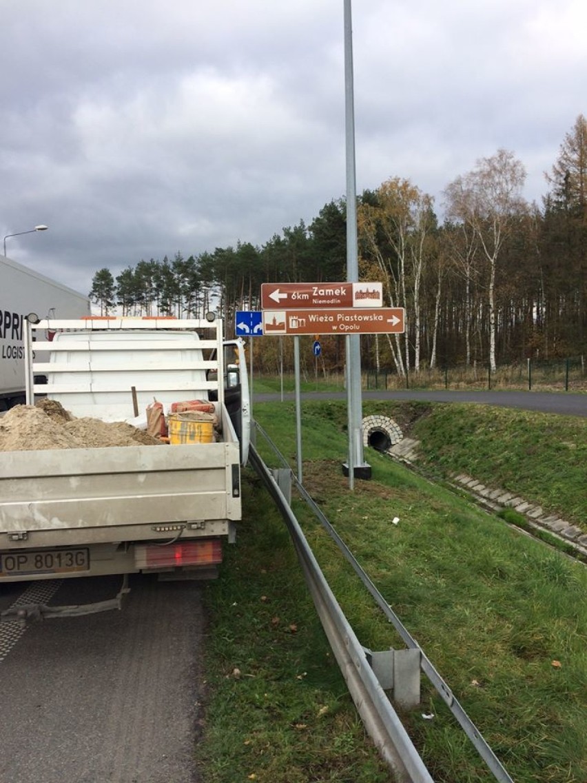 Tablice informacyjne stoją już między innymi na autostradzie...