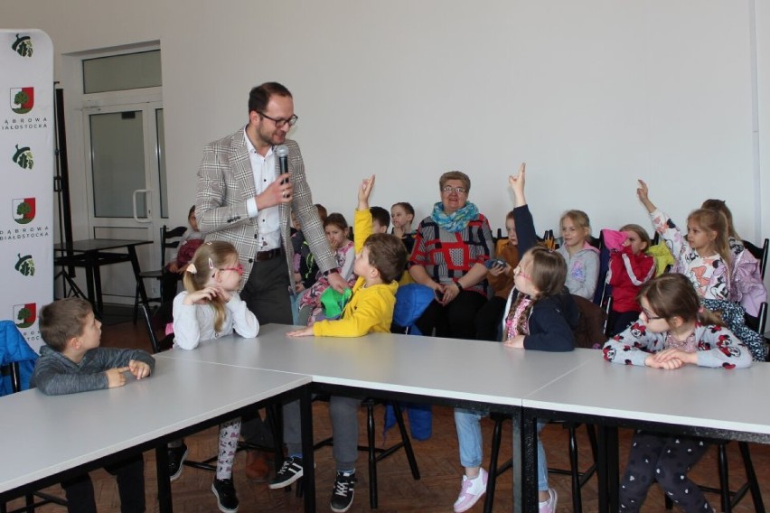 Dzieci ze Szkoły Podstawowej z wizytą u burmistrza Dąbrowy Białostockiej