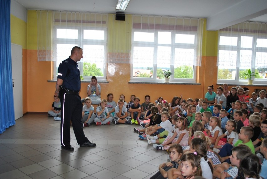 Policjanci z Radziejowa spotkali się z uczniami w szkołach w Osięcinach, Pocierzynie i Kościelnej Wsi [zdjęcia]