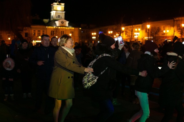 Impreza pod gwiazdami odbyła się tradycyjnie w grójeckim rynku. Wystartowała o godzinie 22, potrwała do drugiej w nocy. Gdy wybiła północ, wszyscy wznieśli szampańskie toasty i przekazali sobie noworoczne życzenia. Te od władz miasta i gminy przekazał burmistrz Grójca Dariusz Gwiazda. 

Uczestnicy przez cały czas bawili się w rytm muzyki, którą będzie serwował im profesjonalny didżej Sopel. 

PRZEGLĄDAJ KOLEJNE ZDJĘCIA >>>