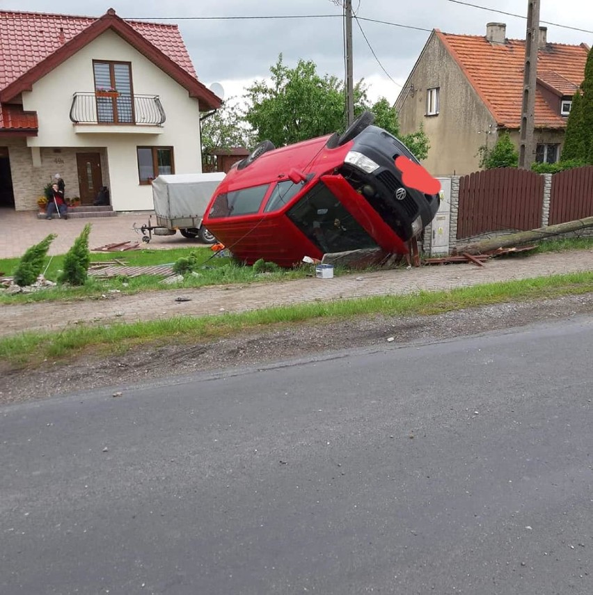 W Unisławiu przed chwilą dachował samochód dostawczy [zdjęcia]