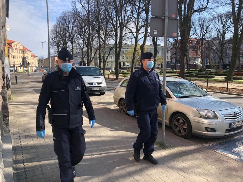 Więcej policji w weekend w Słupsku i regionie. Mundurowi apelują o stosowanie się do zaleceń sanitarnych