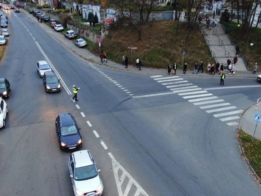 Wszystkich Świętych Gniezno 2021. Policja wykorzystała drona do pracy na drogach