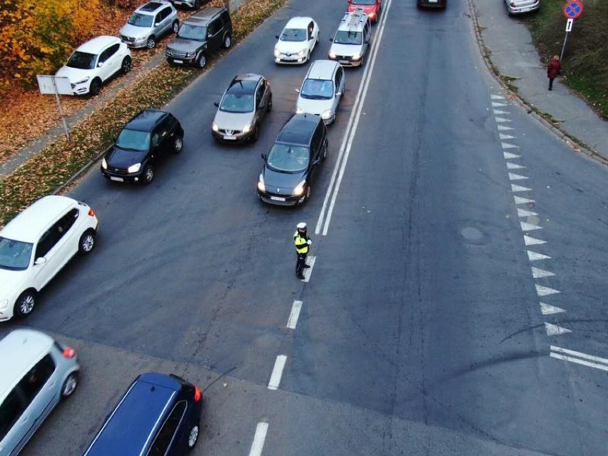 Wszystkich Świętych Gniezno 2021. Policja wykorzystała drona do pracy na drogach