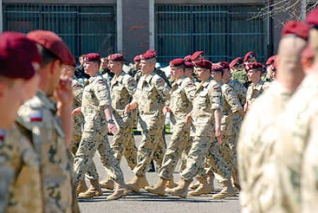 Komandosi z Bielska-Białej podczas sobotniego oficjalnego pożegnania przed wyjazdem do Afganistanu. Lucjusz Cykarski